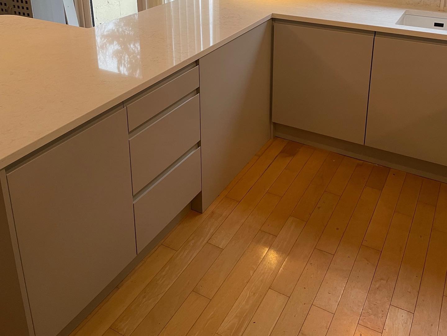 Arena Handleless Light Grey Kitchen with Robson Oak & Perlino Quartz Finishes image 6