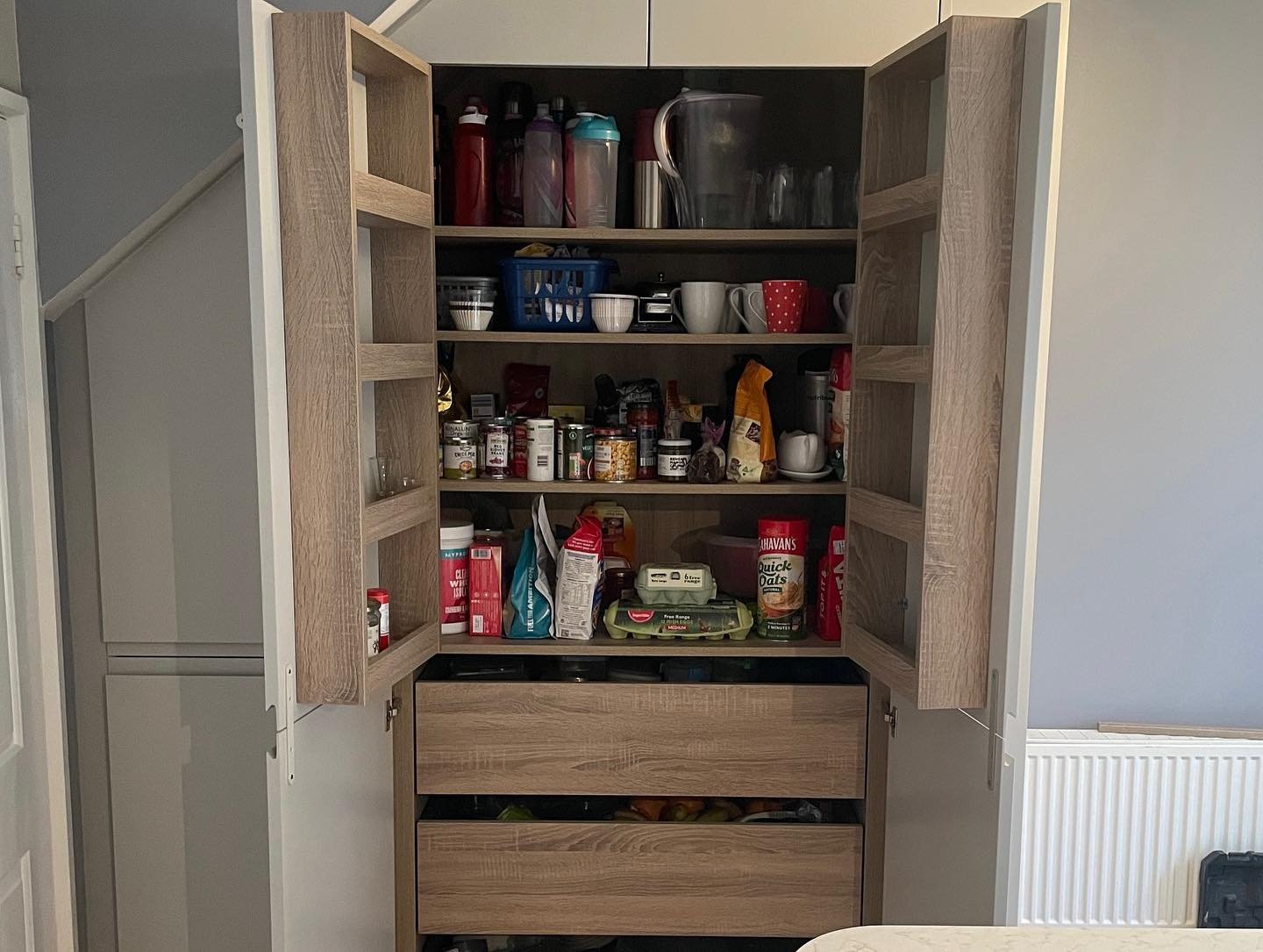 Arena Handleless Light Grey Kitchen with Robson Oak & Perlino Quartz Finishes image 4
