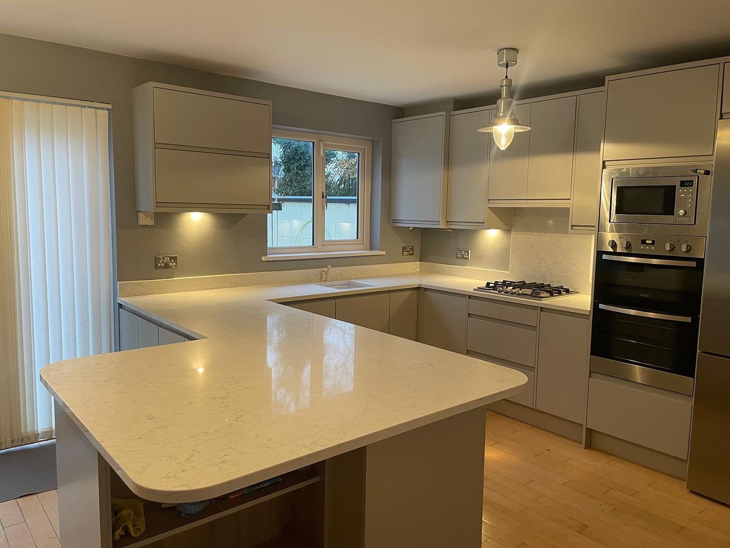 Arena Handleless Light Grey Kitchen with Robson Oak & Perlino Quartz Finishes image 1
