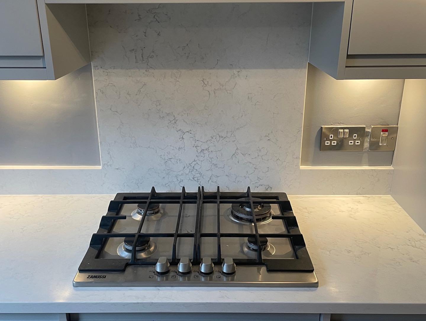 Arena Handleless Light Grey Kitchen with Robson Oak & Perlino Quartz Finishes image 8