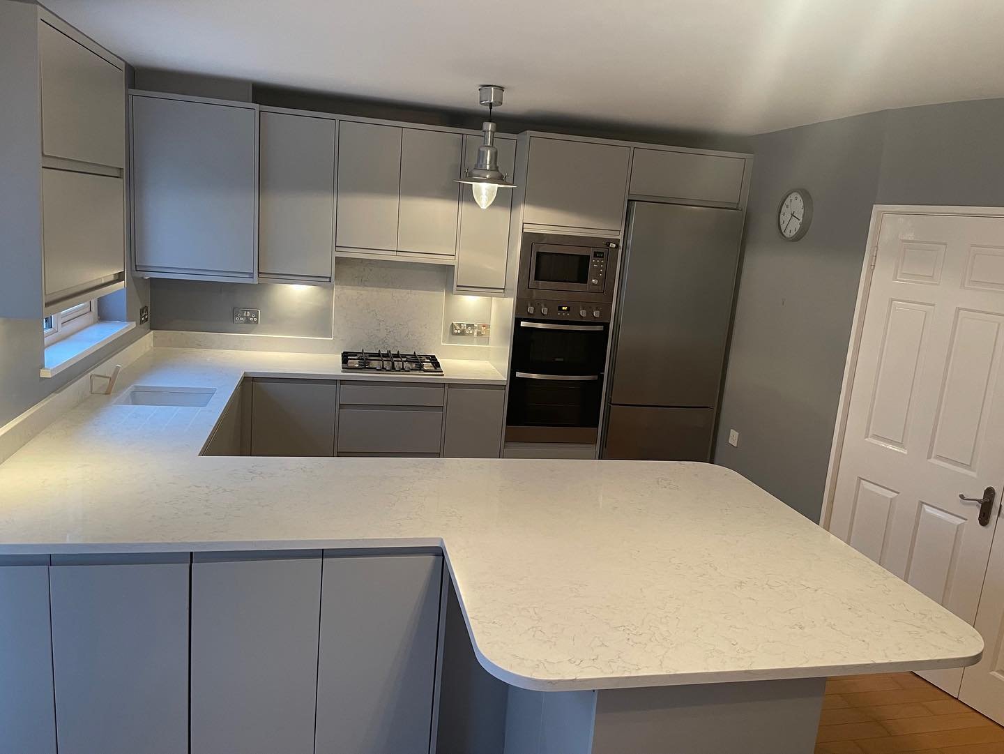 Arena Handleless Light Grey Kitchen with Robson Oak & Perlino Quartz Finishes image 2
