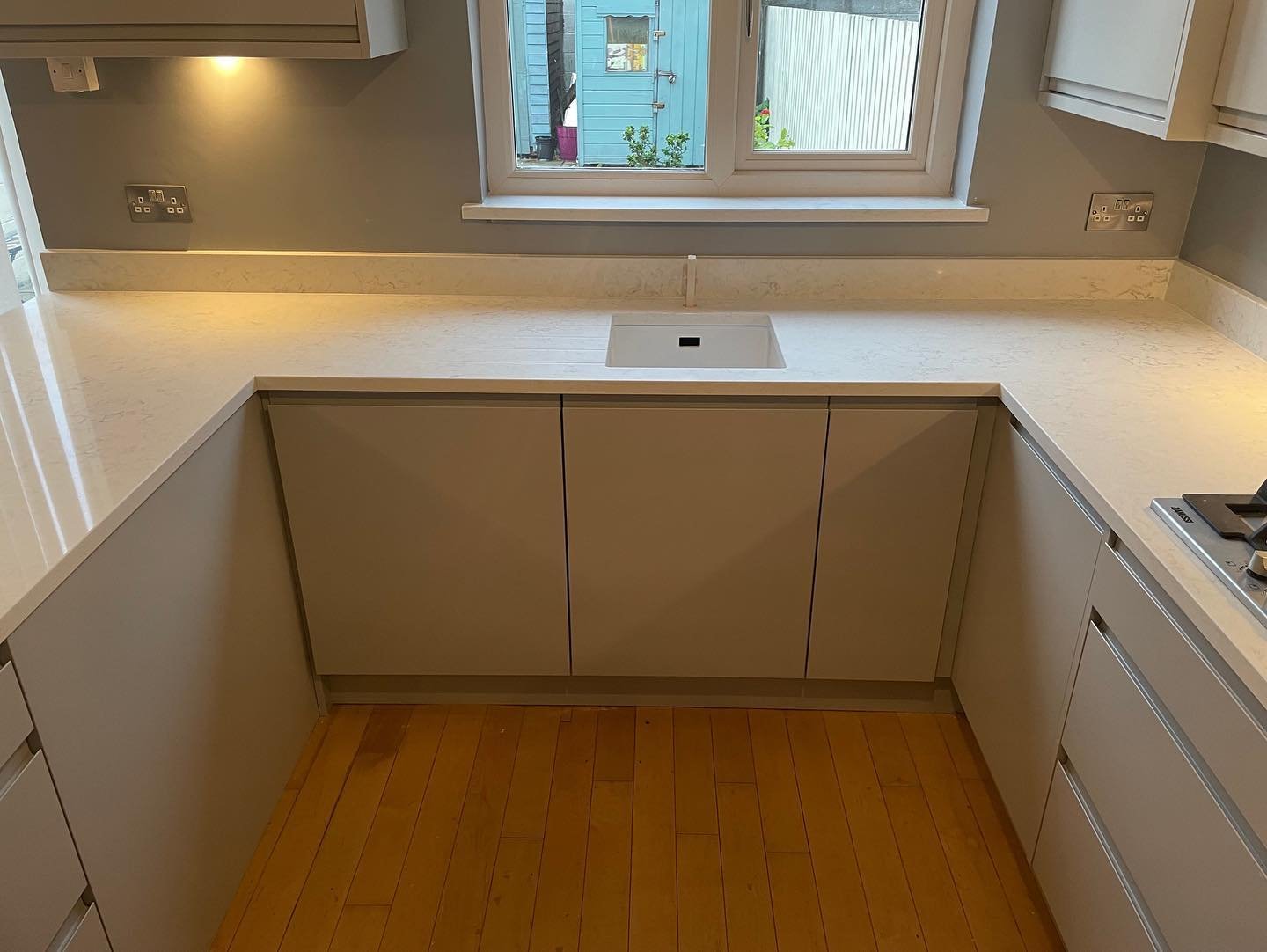 Arena Handleless Light Grey Kitchen with Robson Oak & Perlino Quartz Finishes image 7
