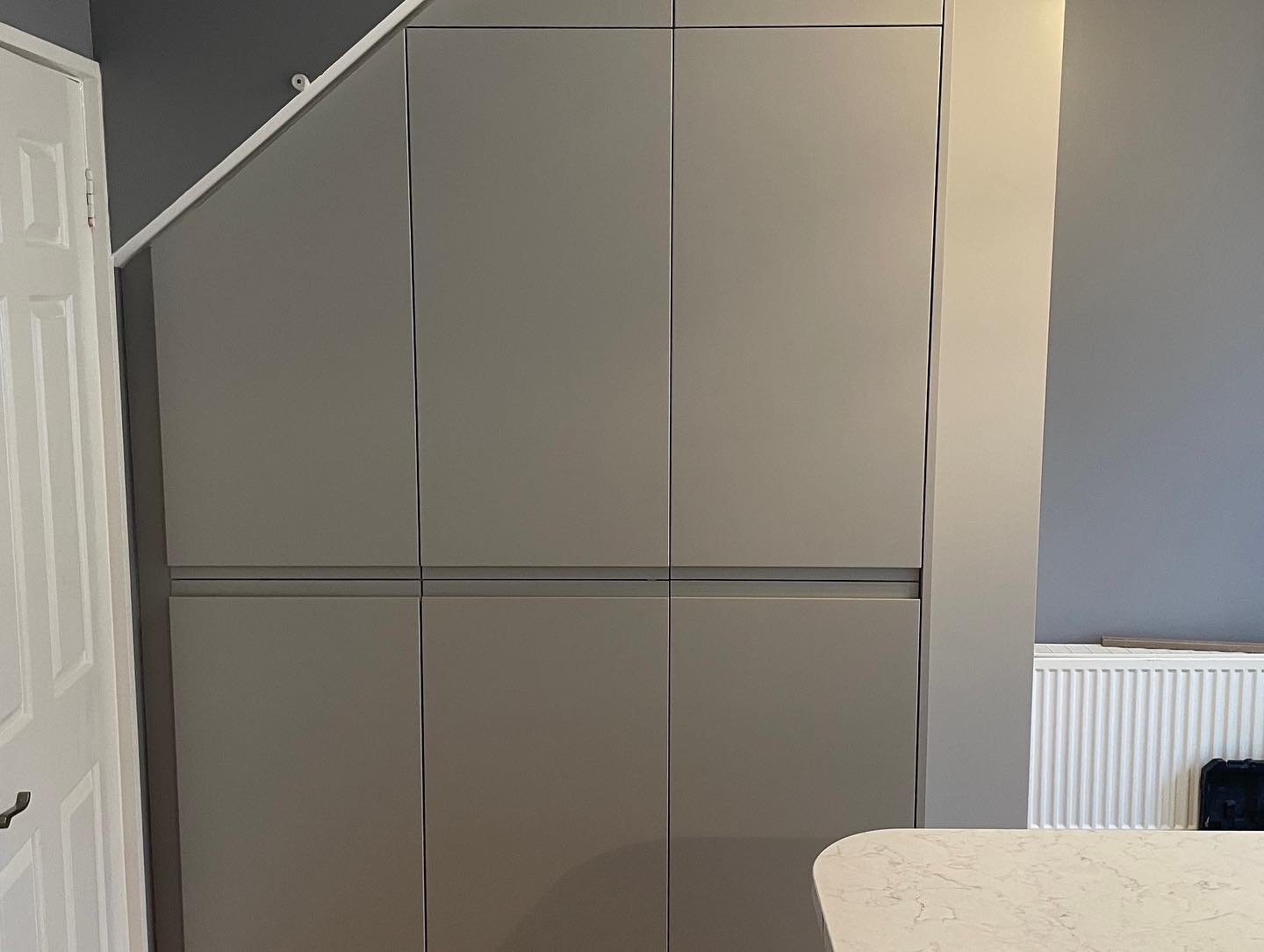 Arena Handleless Light Grey Kitchen with Robson Oak & Perlino Quartz Finishes image 3