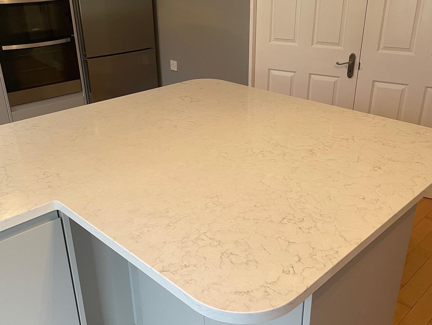 Arena Handleless Light Grey Kitchen with Robson Oak & Perlino Quartz Finishes image 5