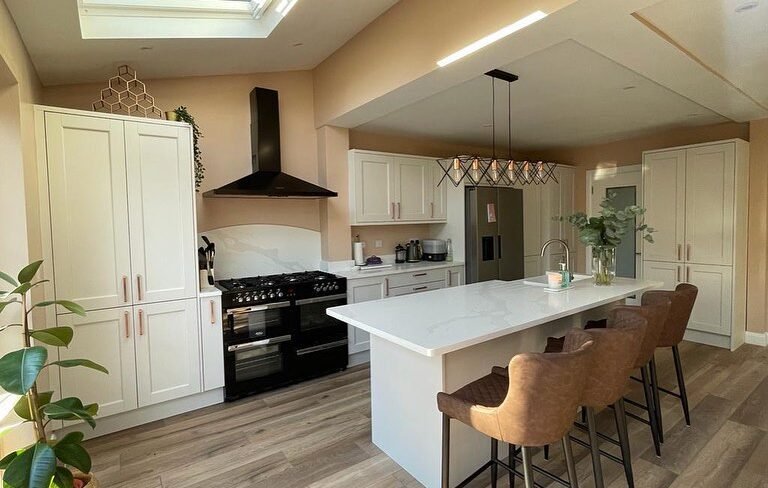 Bastille Shaker Kitchen in Legno White Grey with Quartz Island & Belfast Sink | Dublin