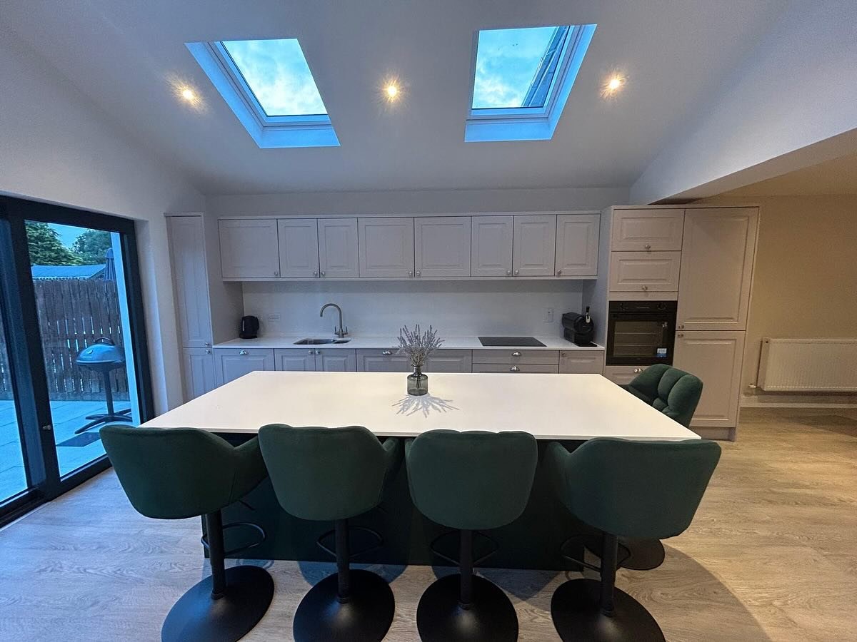 Classic Two-Tone Shaker Kitchen with Chatham Vinyl Doors | Dublin image 3