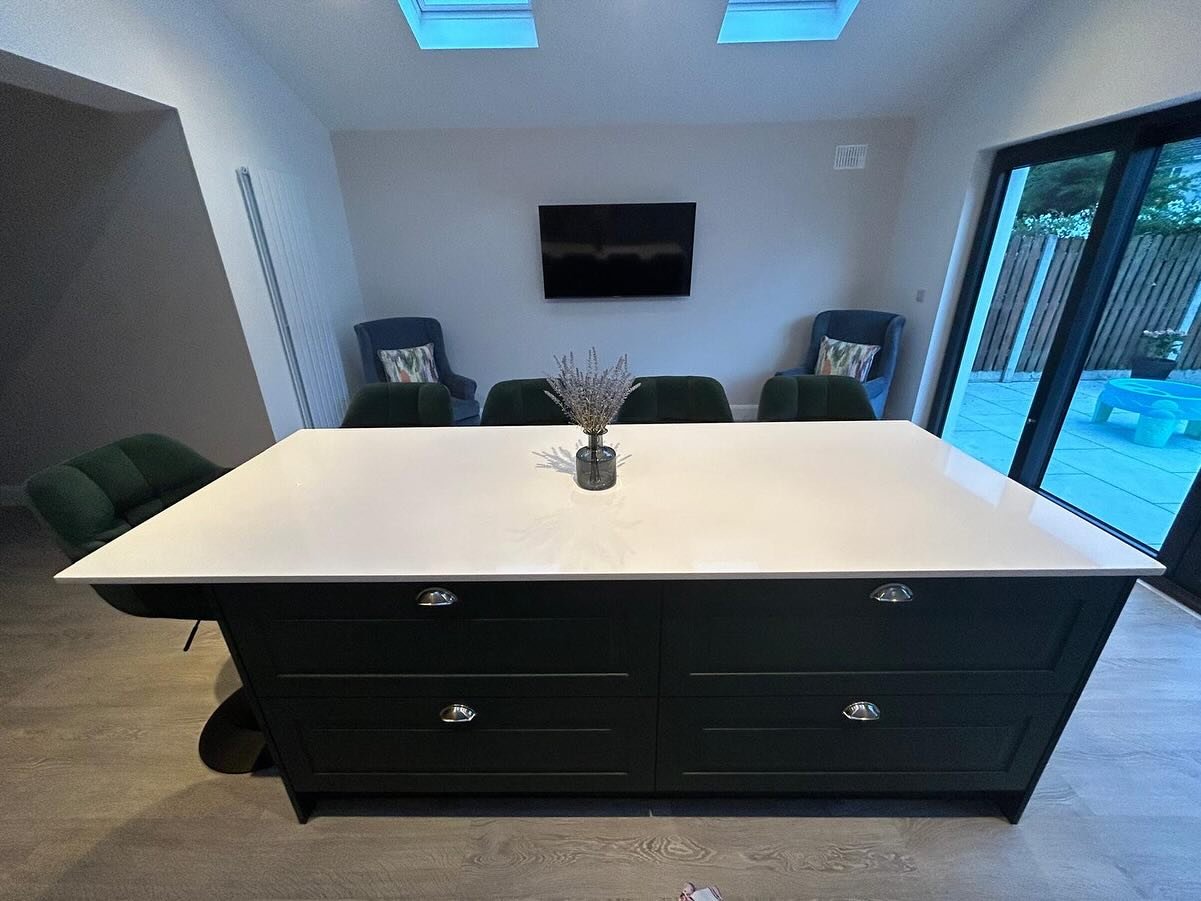Classic Two-Tone Shaker Kitchen with Chatham Vinyl Doors | Dublin image 4