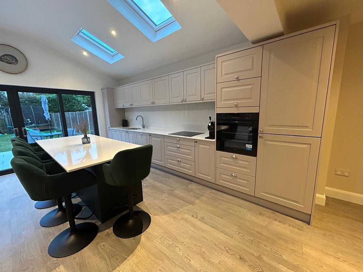 Classic Two-Tone Shaker Kitchen with Chatham Vinyl Doors | Dublin image 2